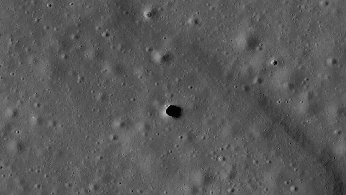月球神秘坑洞下可能藏有巨大洞穴，NASA 將派探測器深入調查