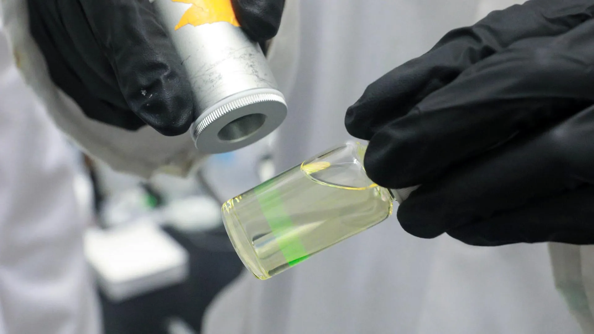 Nanoparticles Spot Molecular Look-Alikes