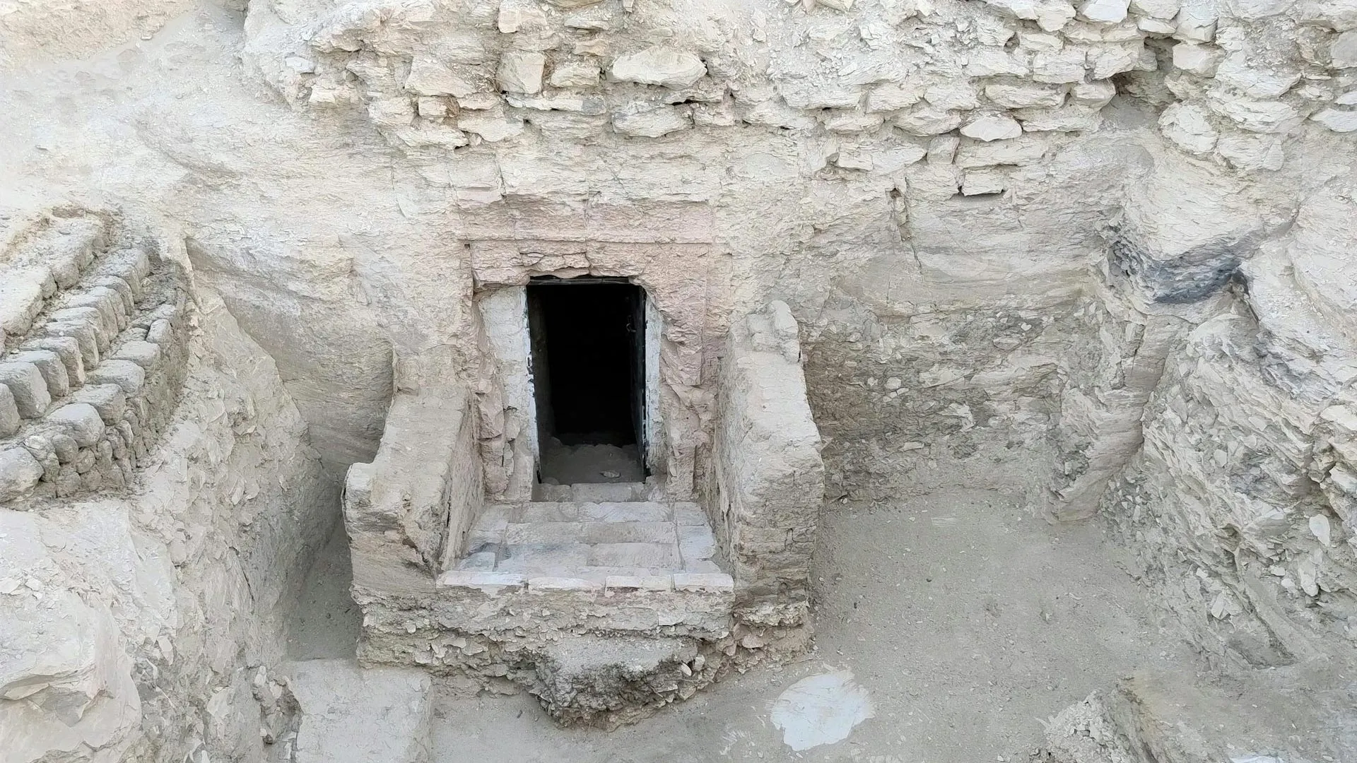Archaeologists Find Ancient Egyptian Tomb