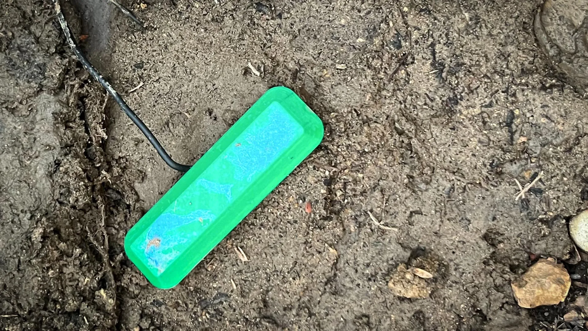 Scientists develop dirt-powered fuel cell that could replace batteries