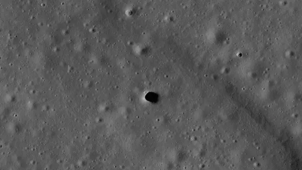 月球神秘坑洞下可能藏有巨大洞穴,NASA 將派探測器深入調查